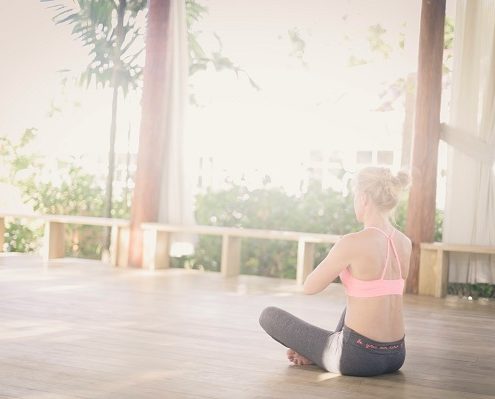 Eine optimale Kombination sich körperlich und geistig fit zu halten. ist Meditation und Yoga.