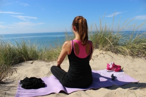 Meditieren am Strand für mehr Energie und innere Ruhe.