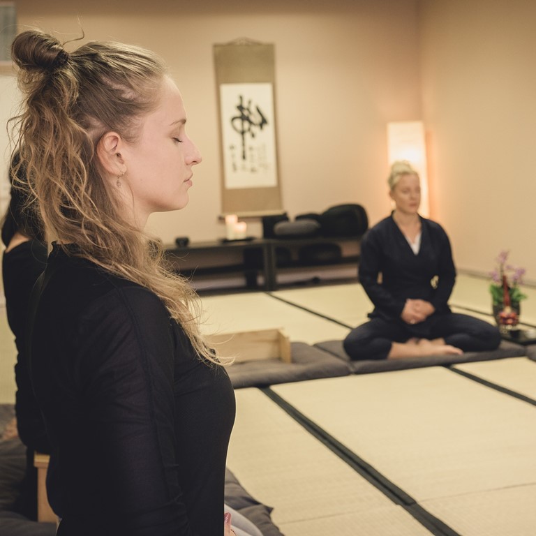 Zen Meditation lernen für mehr Klarheit und Ruhe im Alltag.